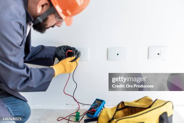 Guy Using Multimeter Electricity Multimeter Photos and Premium High Res Pictures - Getty Images