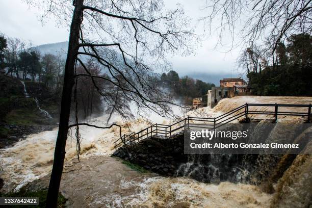 floods in sant joan les fonts, la garrotxa, girona, spain. january 2020. - inundación fotografías e imágenes de stock