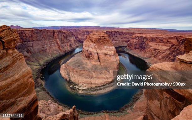 scenic view of horseshoe bend against cloudy sky,west,texas,united states,usa - texas 500 stockfoto's en -beelden