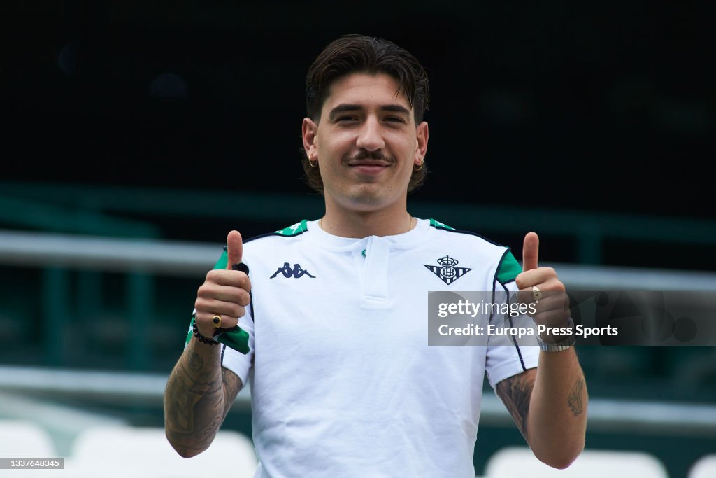 Hector Bellerin Arrives In Sevilla