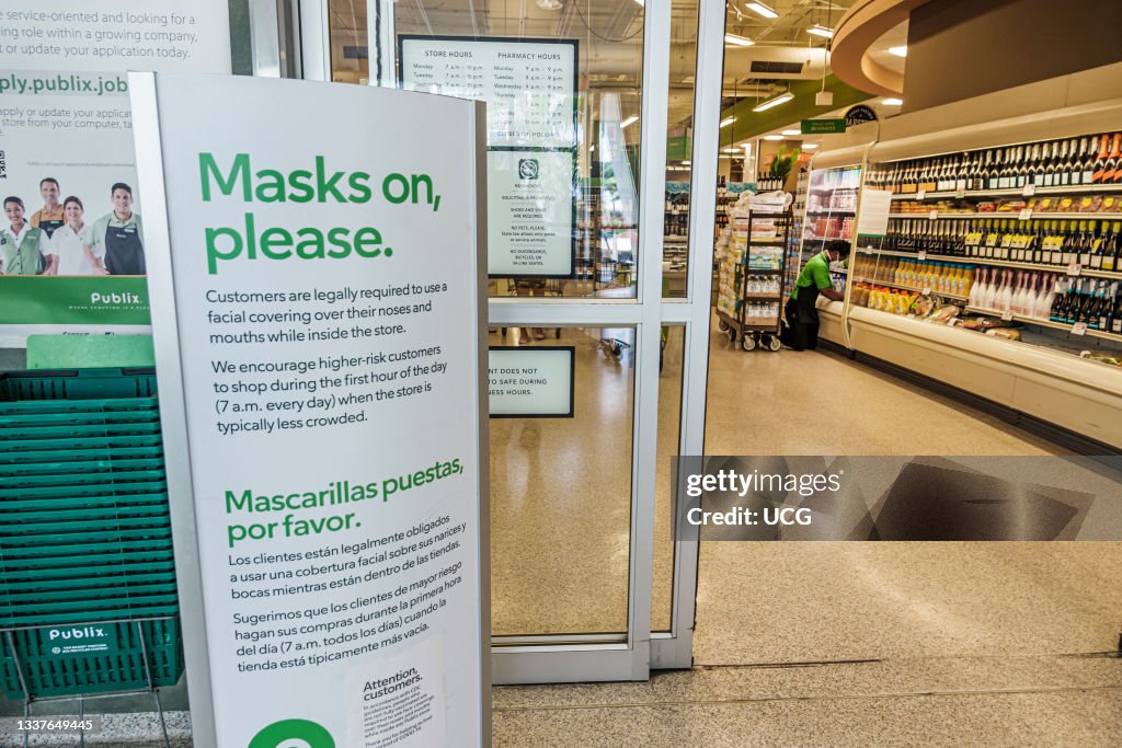 Miami Beach, Florida, Publix grocery store entrance with Bilingual sign about Face Mask policy