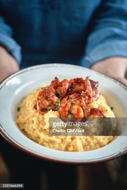 creamy grits with shrimp and bacon - shrimp and grits stock pictures, royalty-free photos & images