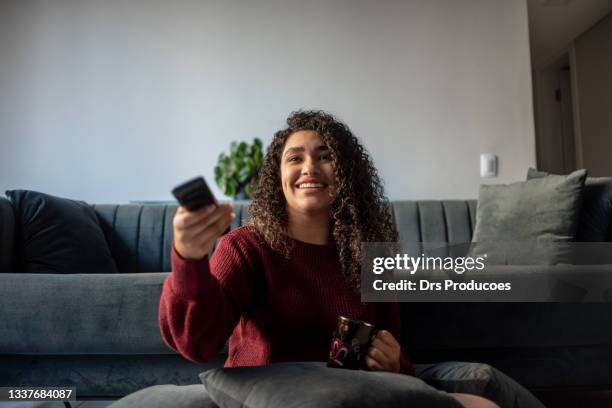 mujer viendo la televisión - mirar un objeto fotografías e imágenes de stock