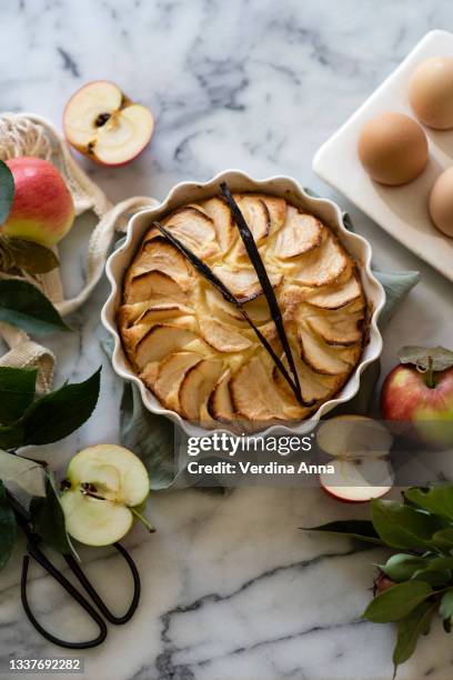 яблочный пирог - apple pie stock pictures, royalty-free photos & images