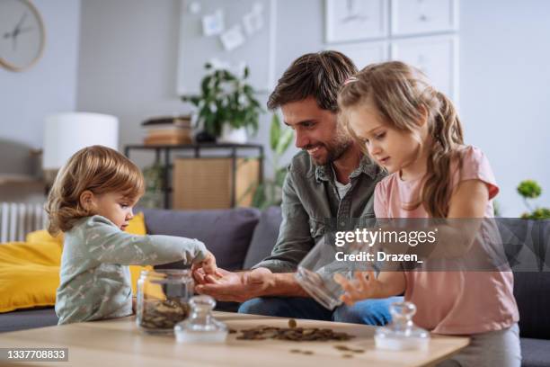 familia en casa divirtiéndose - kids money fotografías e imágenes de stock