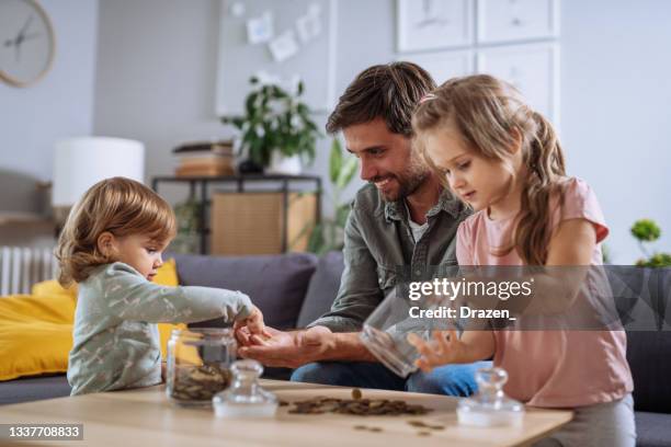 famiglia a casa divertendosi - contare foto e immagini stock
