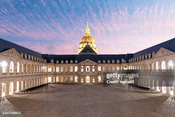 sonnenuntergang auf dem hof von les invalides leer - stadtviertel quartier des invalides stock-fotos und bilder