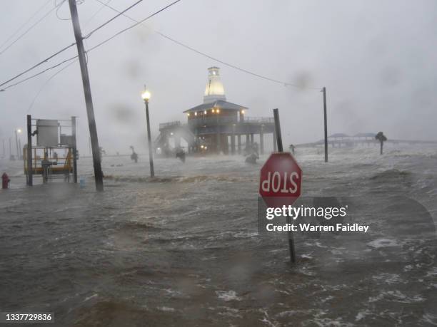 hurricane ida strikes the gulf coast - gulf coast states fotografías e imágenes de stock