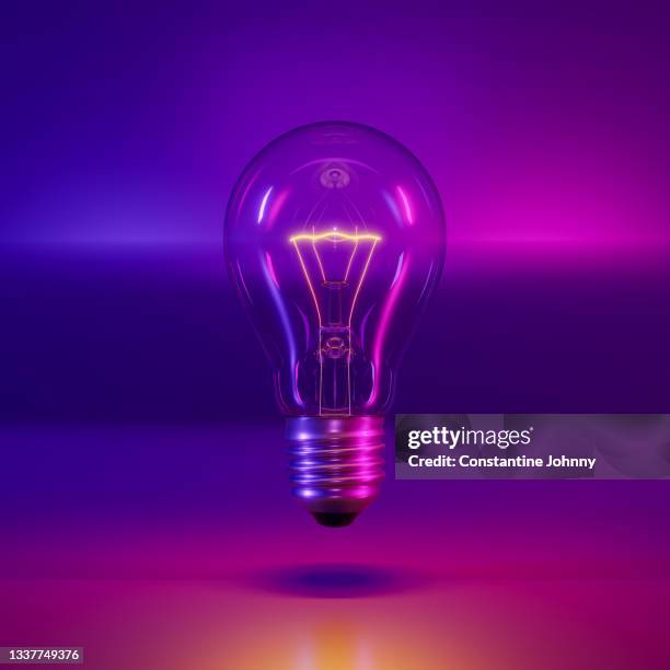illuminated light bulb against pink, purple and blue background - foco técnica de imágenes fotografías e imágenes de stock