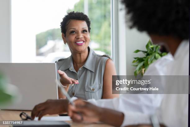 company ceo has meeting with employees in board room - marketing director stock pictures, royalty-free photos & images