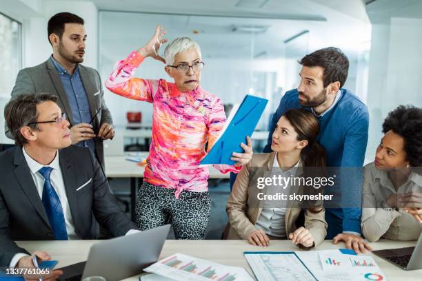 empresaria loca leyendo informes sobre una reunión con sus colegas. - insanity fotografías e imágenes de stock