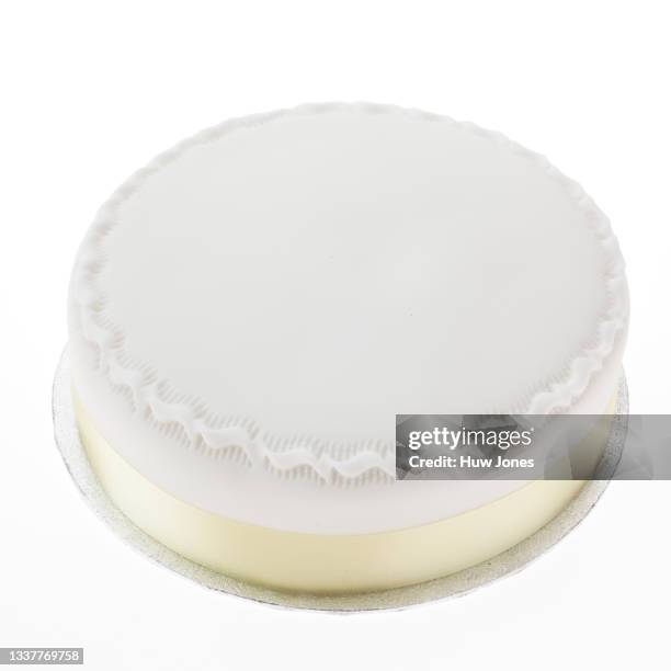 iced birthday cake, blank without a message, isolated on a white background - gateaux stockfoto's en -beelden