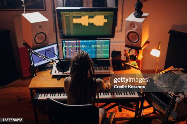 trabajo nocturno en el estudio de música - compositor fotografías e imágenes de stock