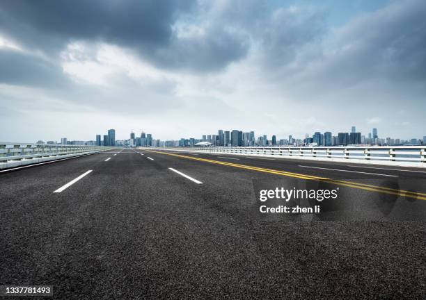 highway to the city - railings ストックフォトと画像