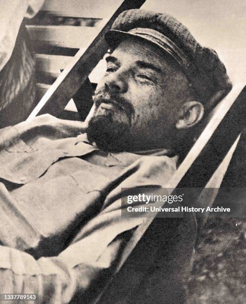 Vladimir Lenin with Krupskaya, in Gorki. 1922.