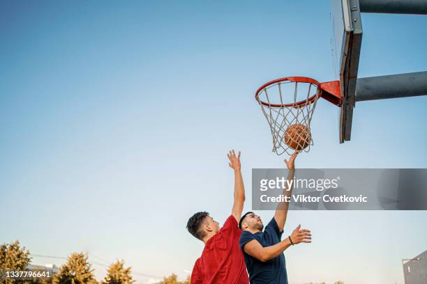 jump higher than me! - basketball stockfoto's en -beelden