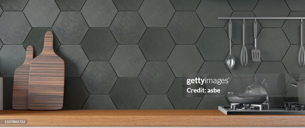Design della cucina nera con bancone e parete vuota