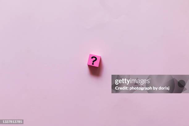 pink wooden toy block with question mark - perguntar imagens e fotografias de stock