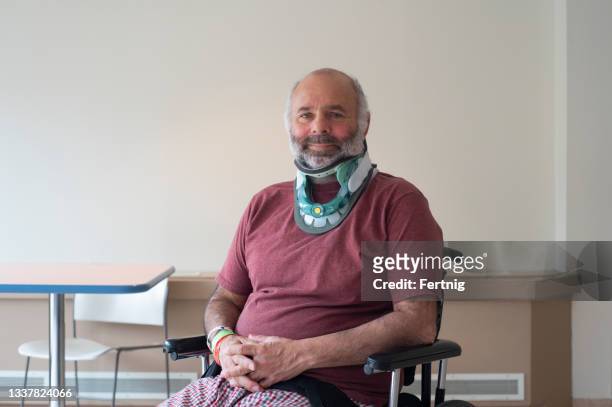 ein männlicher patient nach einer wirbelsäulenoperation - halskrause stock-fotos und bilder