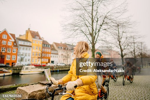 Reiseleiterin und ihre Gruppe auf den Fahrrädern durch die Stadt Reiseleiterin und ihre Gruppe auf den Fahrrädern durch die Stadt