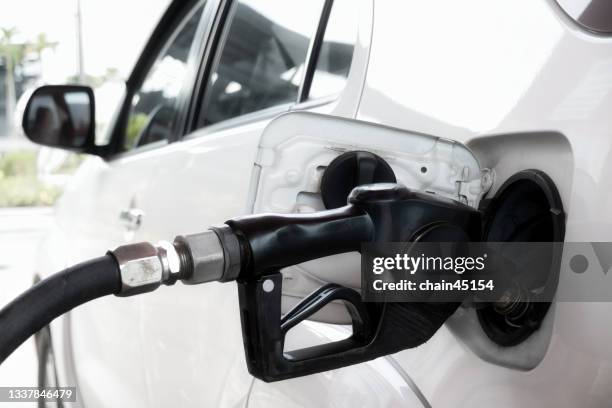 close up of refilling fuel or refueling machine system a petroleum to vehicle at gas station. - tanque de combustível tanque de armazenamento - fotografias e filmes do acervo