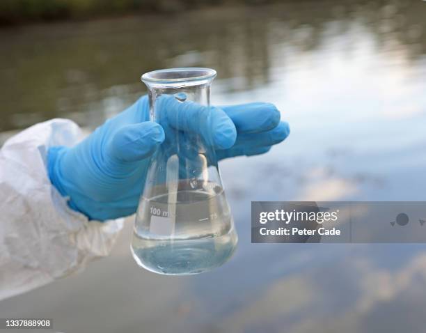 flask of test water - testing the water engelse uitdrukking stockfoto's en -beelden