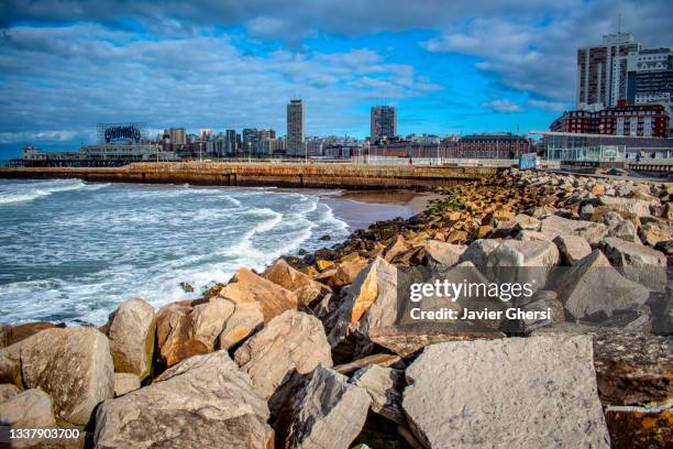 la playa, el mar y las rocas. mar del plata, buenos aires, argentina. - la plata argentinien stock-fotos und bilder