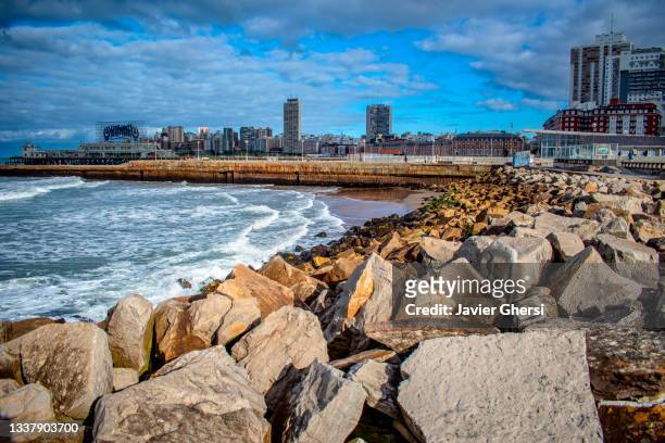 la playa, el mar y las rocas. mar del plata, buenos aires, argentina. - mar del plata stock pictures, royalty-free photos & images