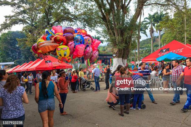 fiesta in san francisco, cundinamarca im südamerikanischen land kolumbien - einheimische und stände auf der plaza mayor - south stand stock-fotos und bilder