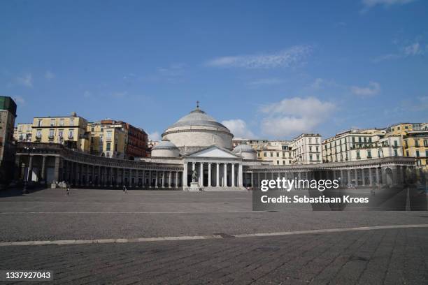 piazza plebiscito square with basilica, naopli, italy - naples italy foto e immagini stock