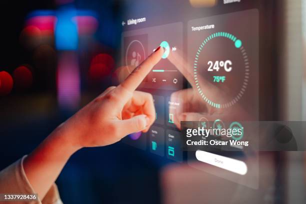 controlling smart home appliances with smart home dashboard control - eficiencia energetica fotografías e imágenes de stock