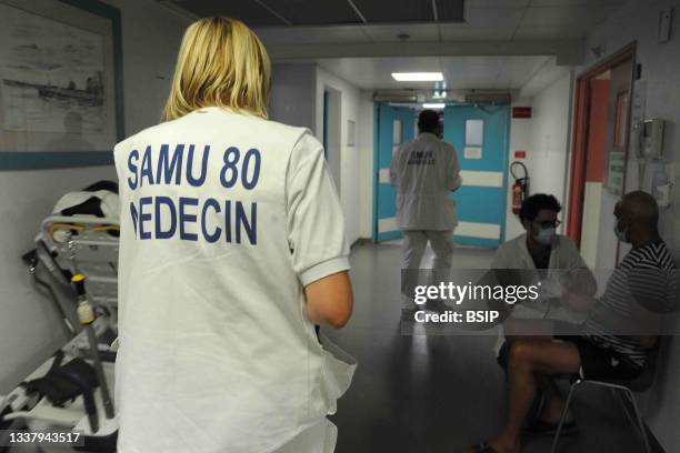 Night care by a team from the SMUR d'Abbeville, emergency doctor, State Certified Anesthesiologist and firefighter from SDIS 80 of a child victim of...