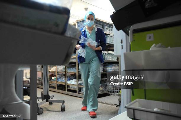 Medical intensive care unit at Jacques Cartier Hospital in Massy. Nurse in the department pharmacy to stock up on Furosemide, Heparin, Ceftriaxone...