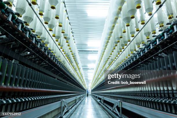 tessuto filato - gomitolo di lana foto e immagini stock