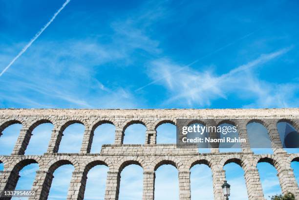 roman aqueduct of segovia and wispy cloud sky, spain - segovia stock pictures, royalty-free photos & images