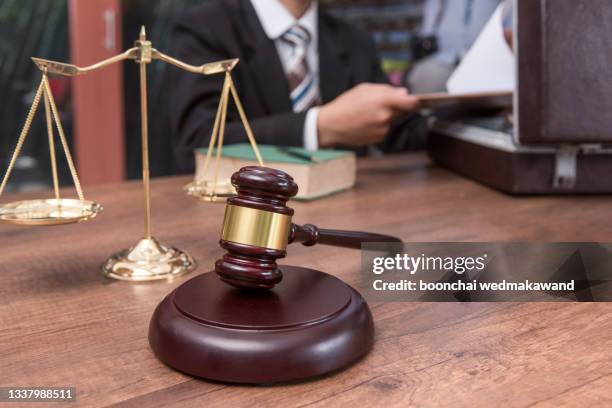 a gavel and the justice scale - aanklager advocaat stockfoto's en -beelden