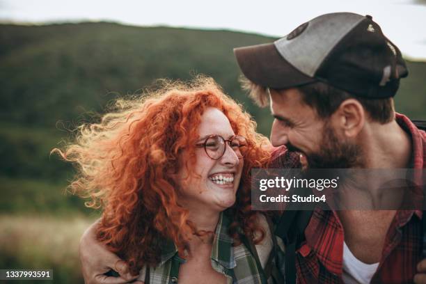 looking at you with a smile - alleen volwassenen stockfoto's en -beelden