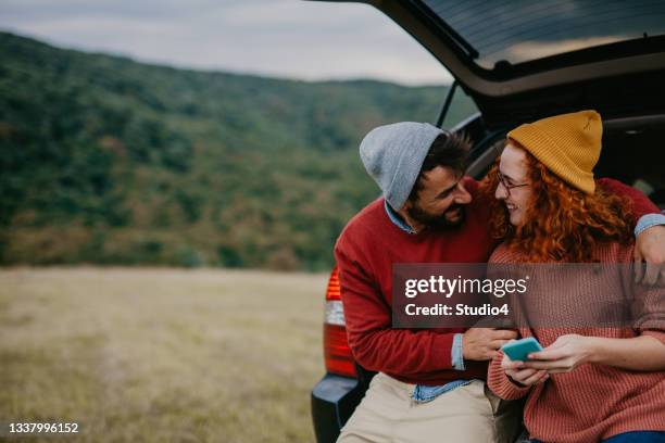 ただ、ハイキングの前にあなたにこれを示すために - couple in car ストックフォトと画像