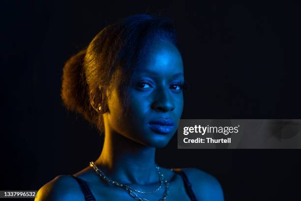 アフリカ系オーストラリア人女性の肖像 - ゲル効果 ストックフォトと画像