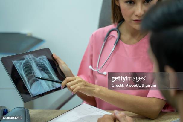 chest x-ray images of patient to disease lung,doctor explaining the results of scan lung on digital tablet screen to patient. - tuberculosis bacterium 個照片及圖片檔