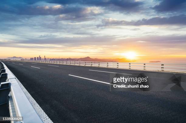 coastal road at sunrise - 日の出　海 ストックフォトと画像