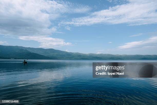 calm lake water, lake kussharo, hokkaido, japan - 北海道 個照片及圖片檔