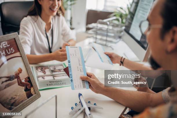 junges paar im urlaub - reisebüro stock-fotos und bilder