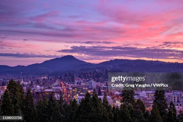 eugene, oregon: view from skinner butte to downtown to spencers butte. - eugene foto e immagini stock