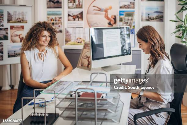 woman going on summer vacation - travel agent stock pictures, royalty-free photos & images