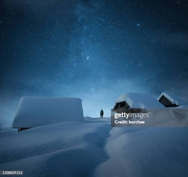 stille winternacht - holzhaus stock-fotos und bilder