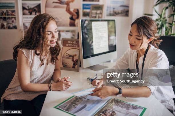 woman going on vacation - travel agent stock pictures, royalty-free photos & images