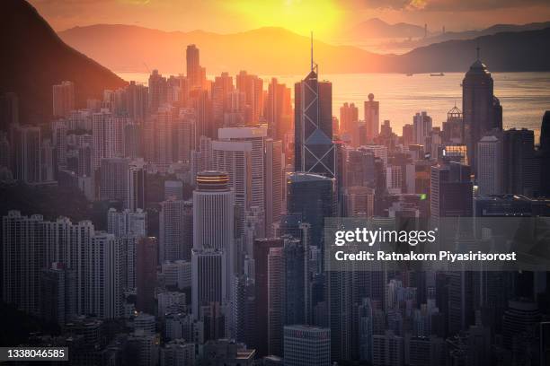 hong kong cityscape skyline at sunset from the famous tourist place jardine's lookout in hong kong - tsim sha tsui stock-fotos und bilder