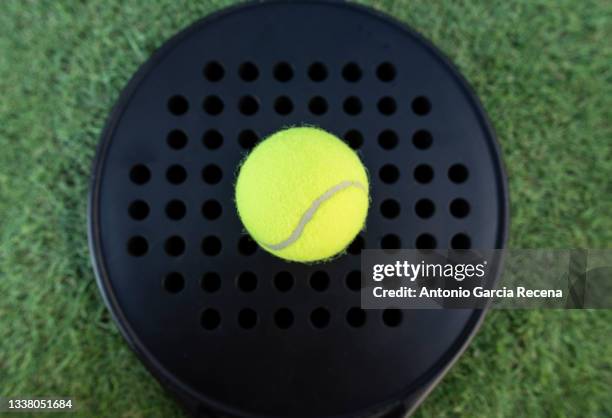 paddle tennis rackets and ball on turf - paddle tennis photos et images de collection