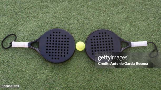 paddle tennis rackets and ball on turf - racquet stockfoto's en -beelden